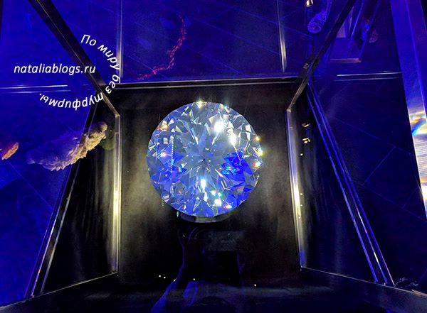 музей Сваровски фото самого большого кристалла в мире